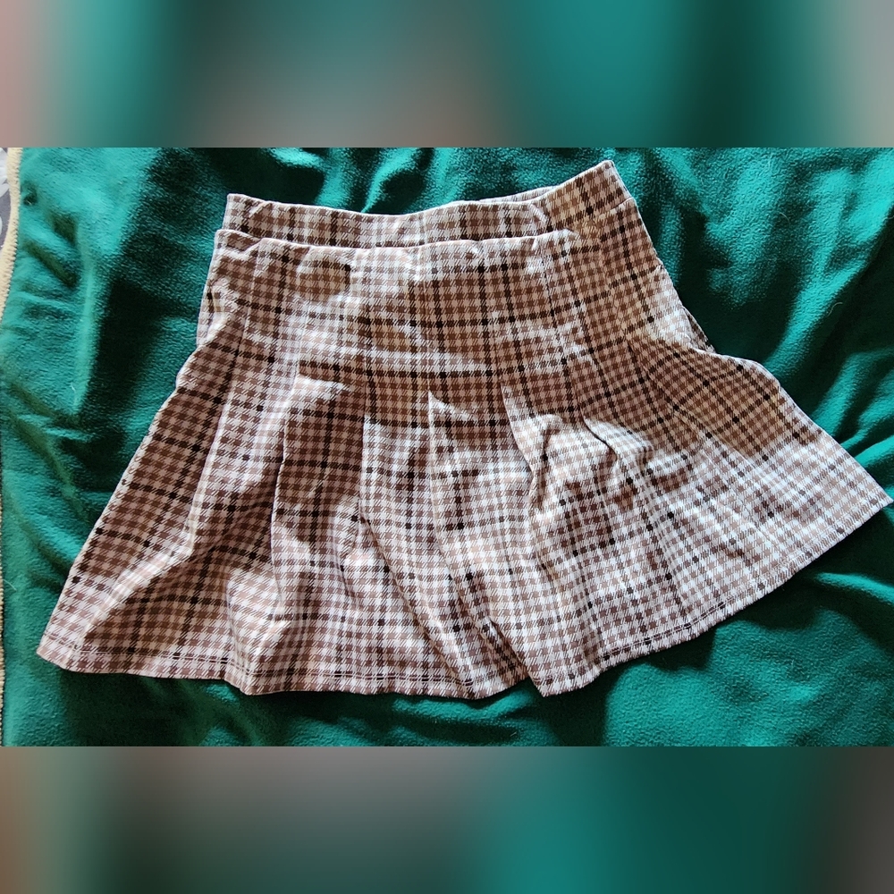 Hippie Rose Juniors Plaid and Pleated  Elastic Waist Short Skirt. Size L Used